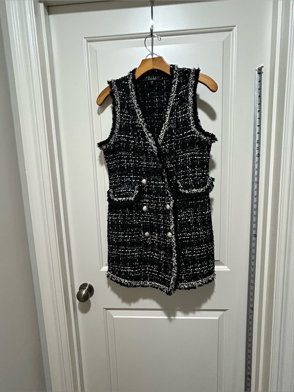 Trixxi women’s size L Black Tweed Sleeveless Vest / Jumper with White Trim. NICE